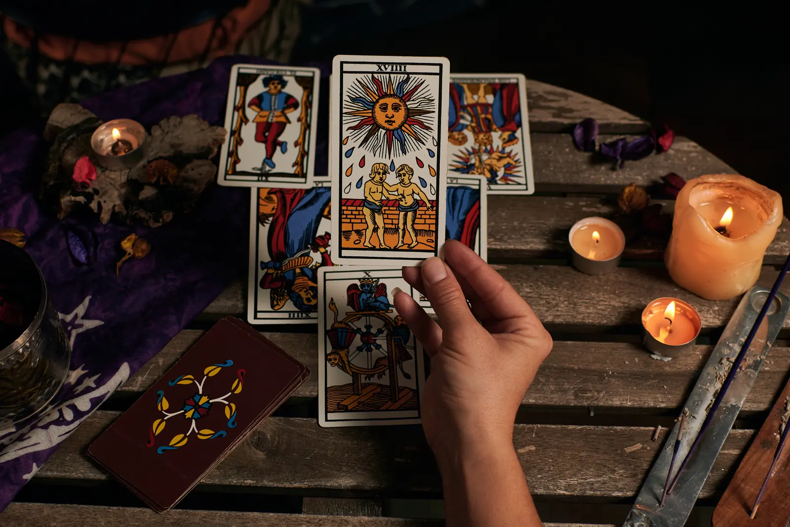 Tarotista interpretando cartas durante una lectura