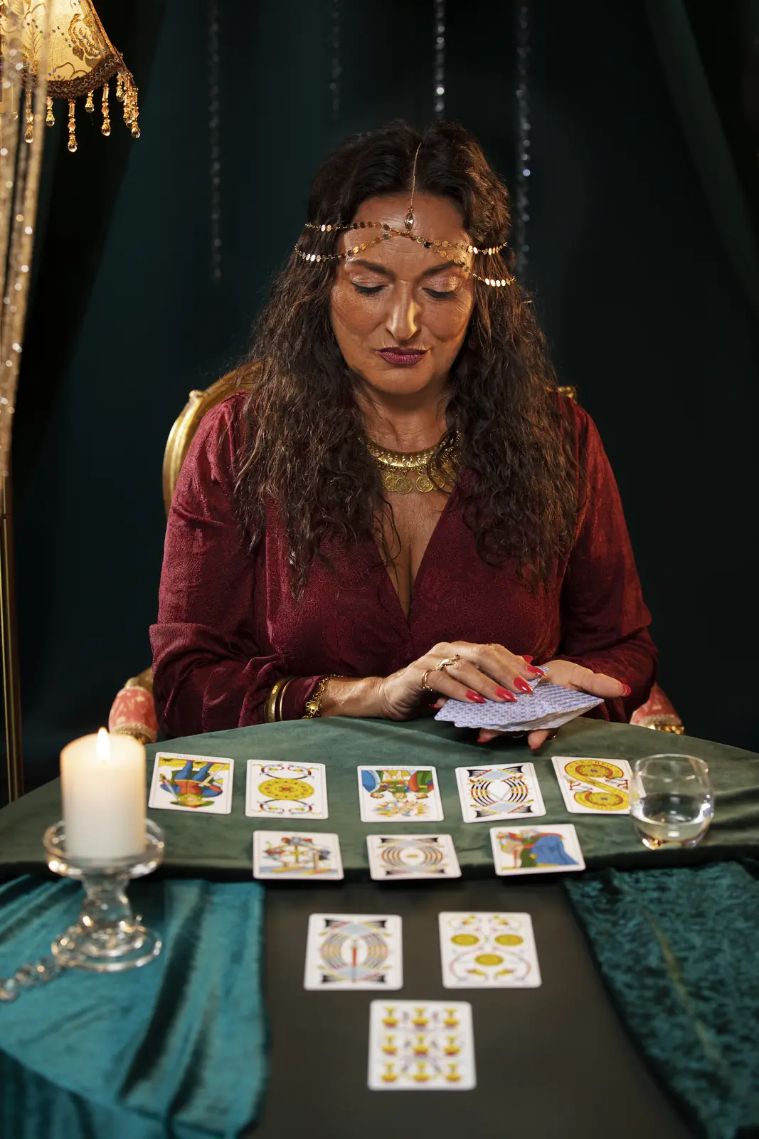 Tarotista sosteniendo una baraja de cartas