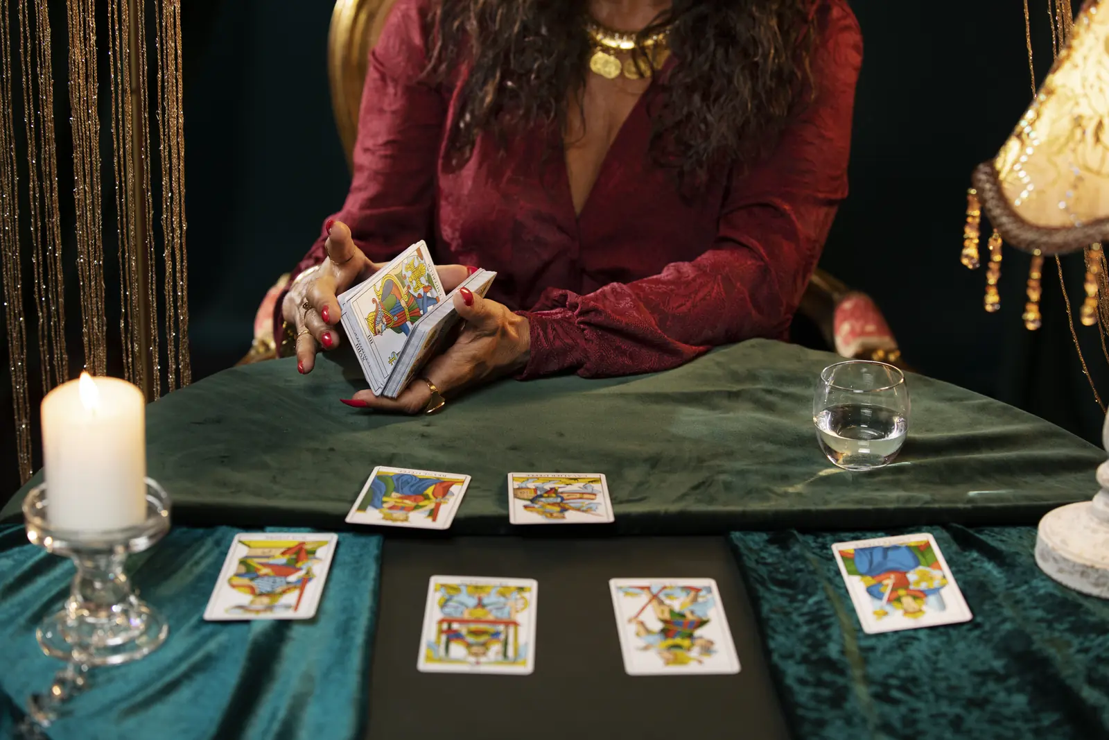 Tarotista con cartas durante una lectura