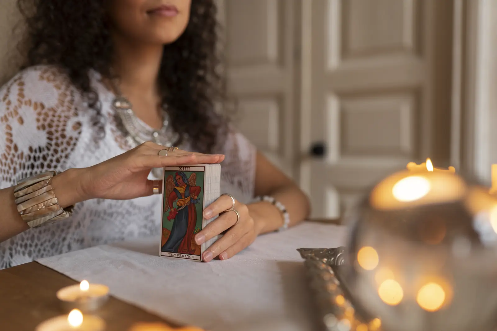 Lectura de tarot relacionada con celos y confianza