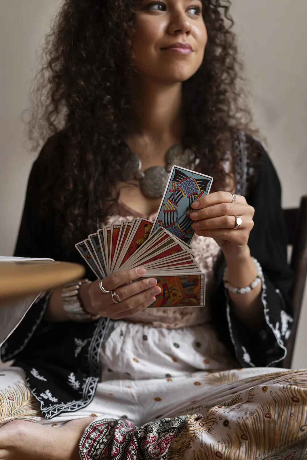Lectura de tarot relacionada con preocupación por deudas