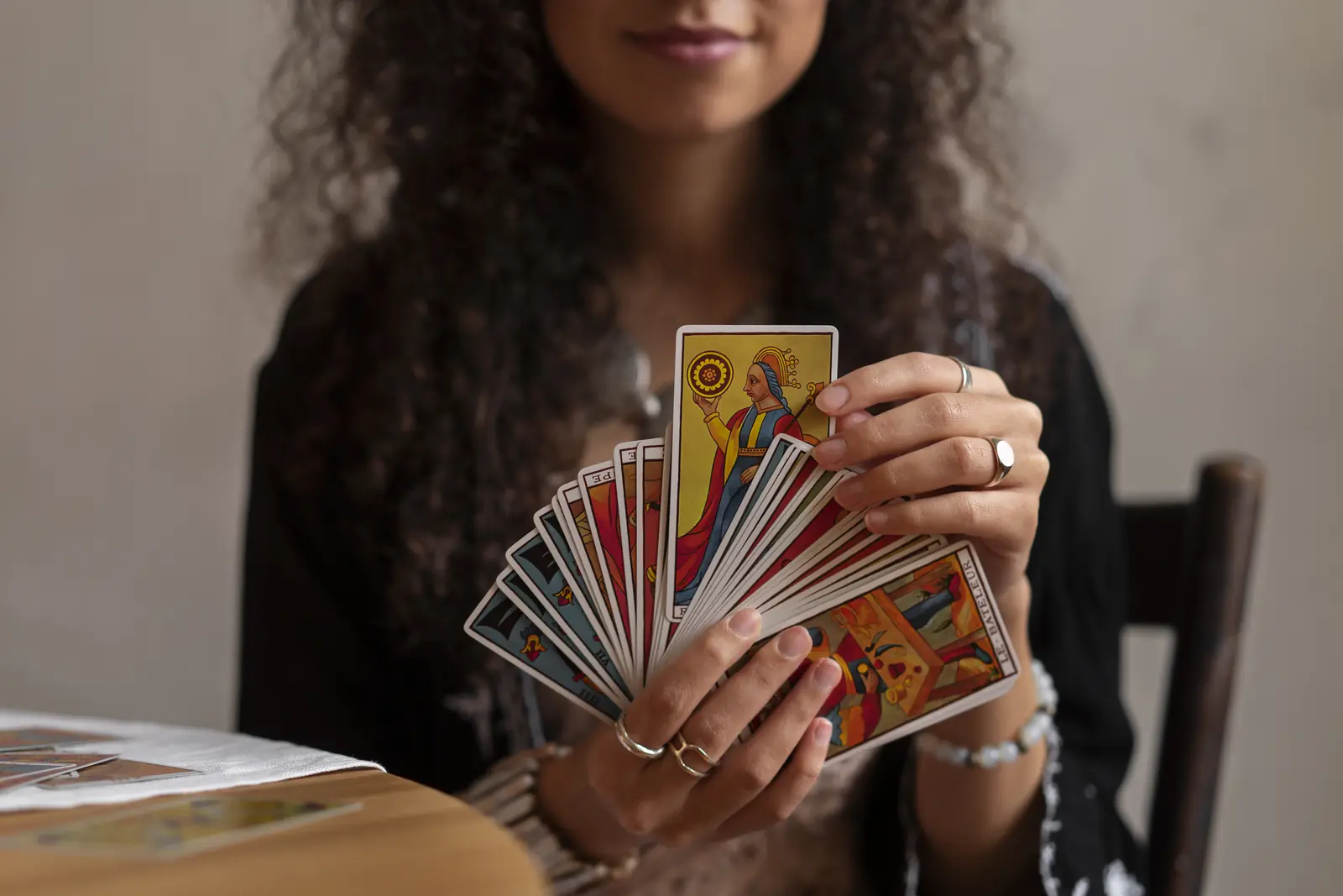 Lectura de tarot relacionada con viajes y decisiones