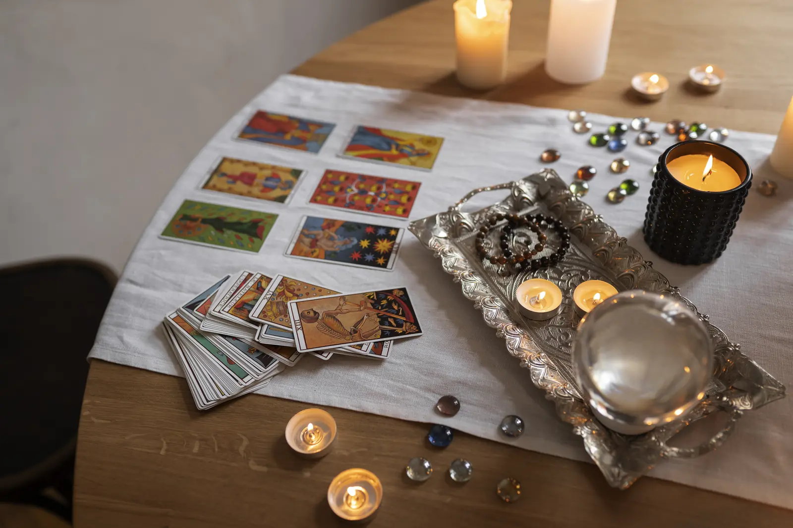 Cartas de tarot extendidas para una consulta