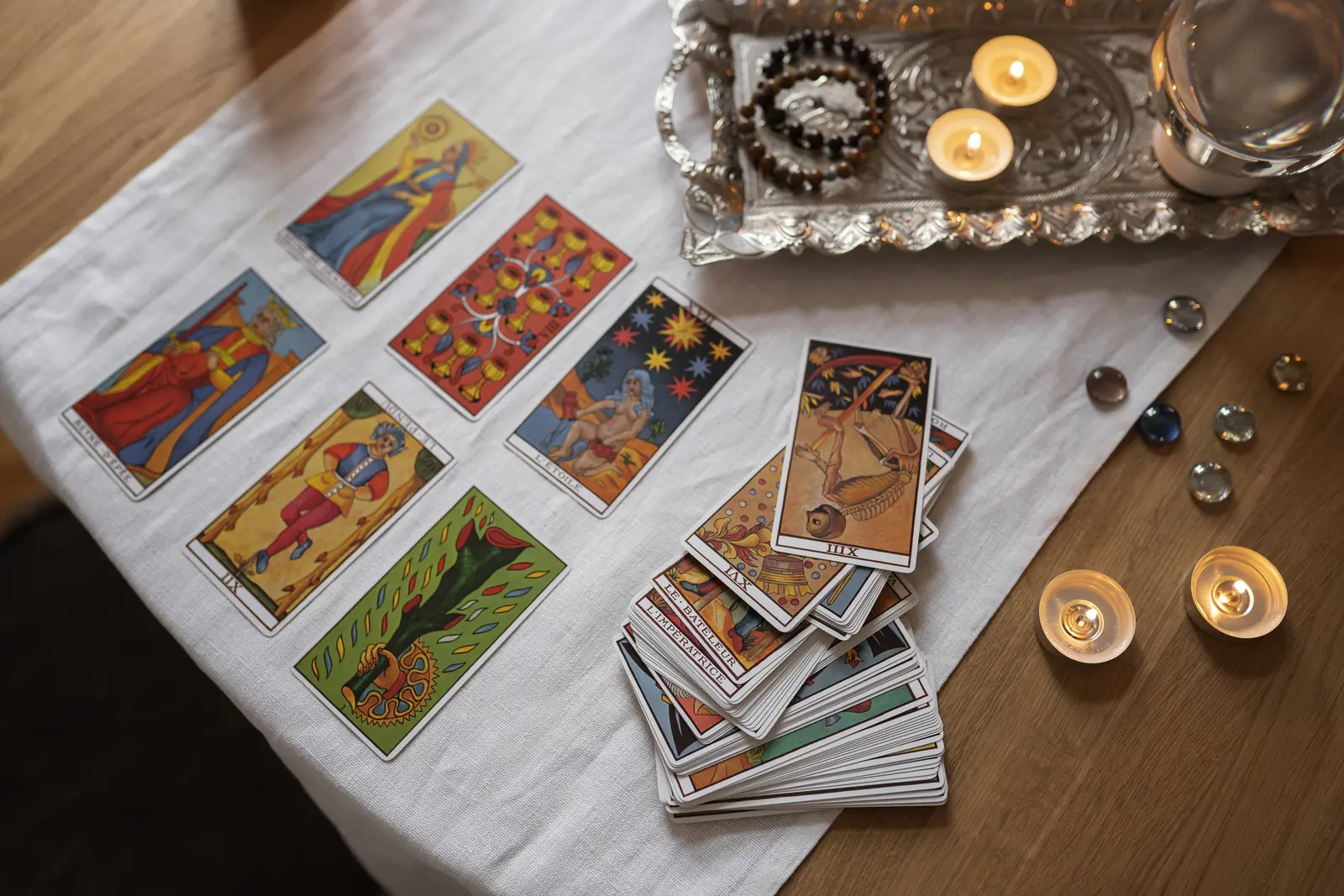 Baraja de tarot extendida sobre una mesa