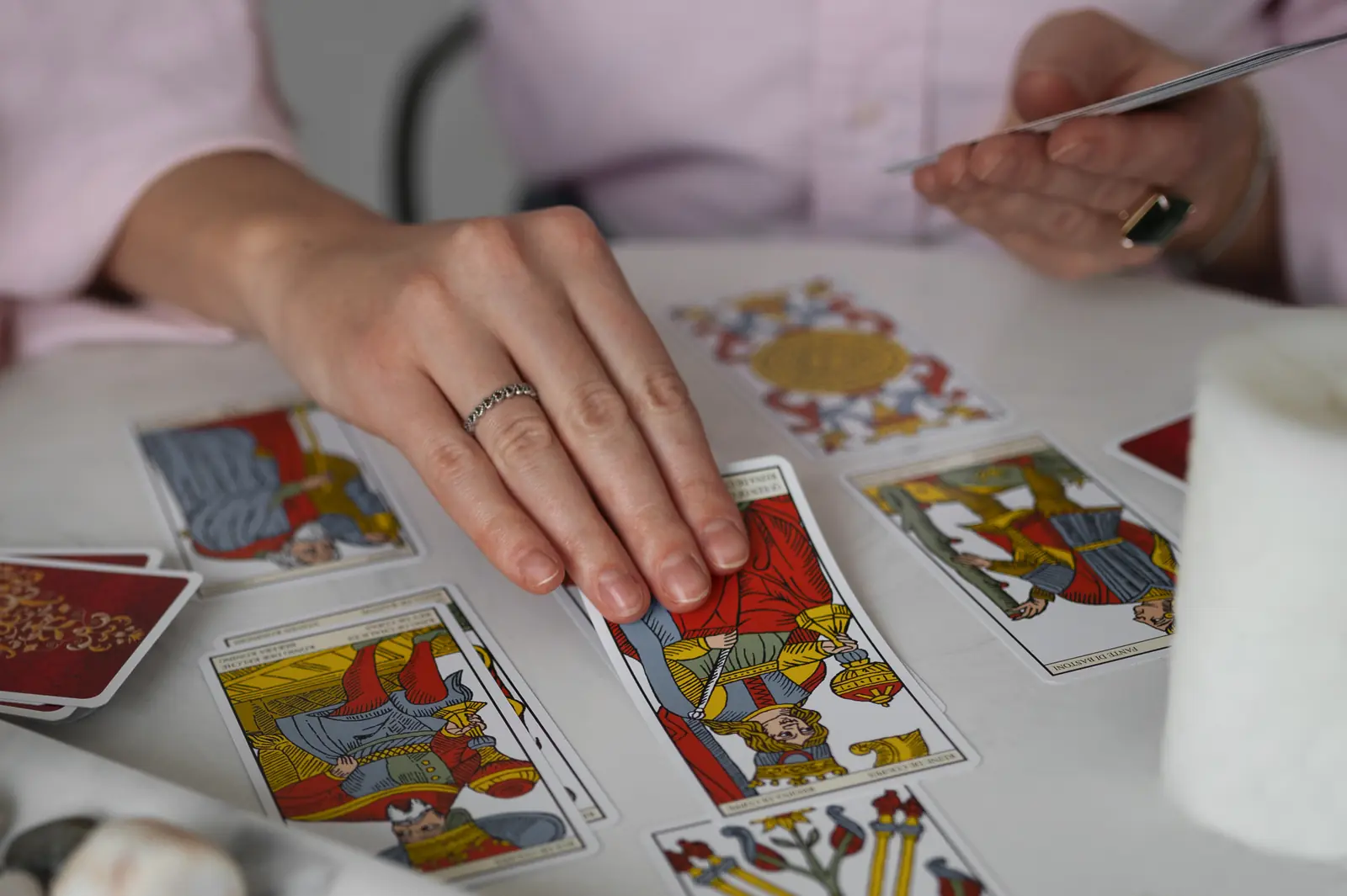 Lectura de tarot relacionada con una decisión importante