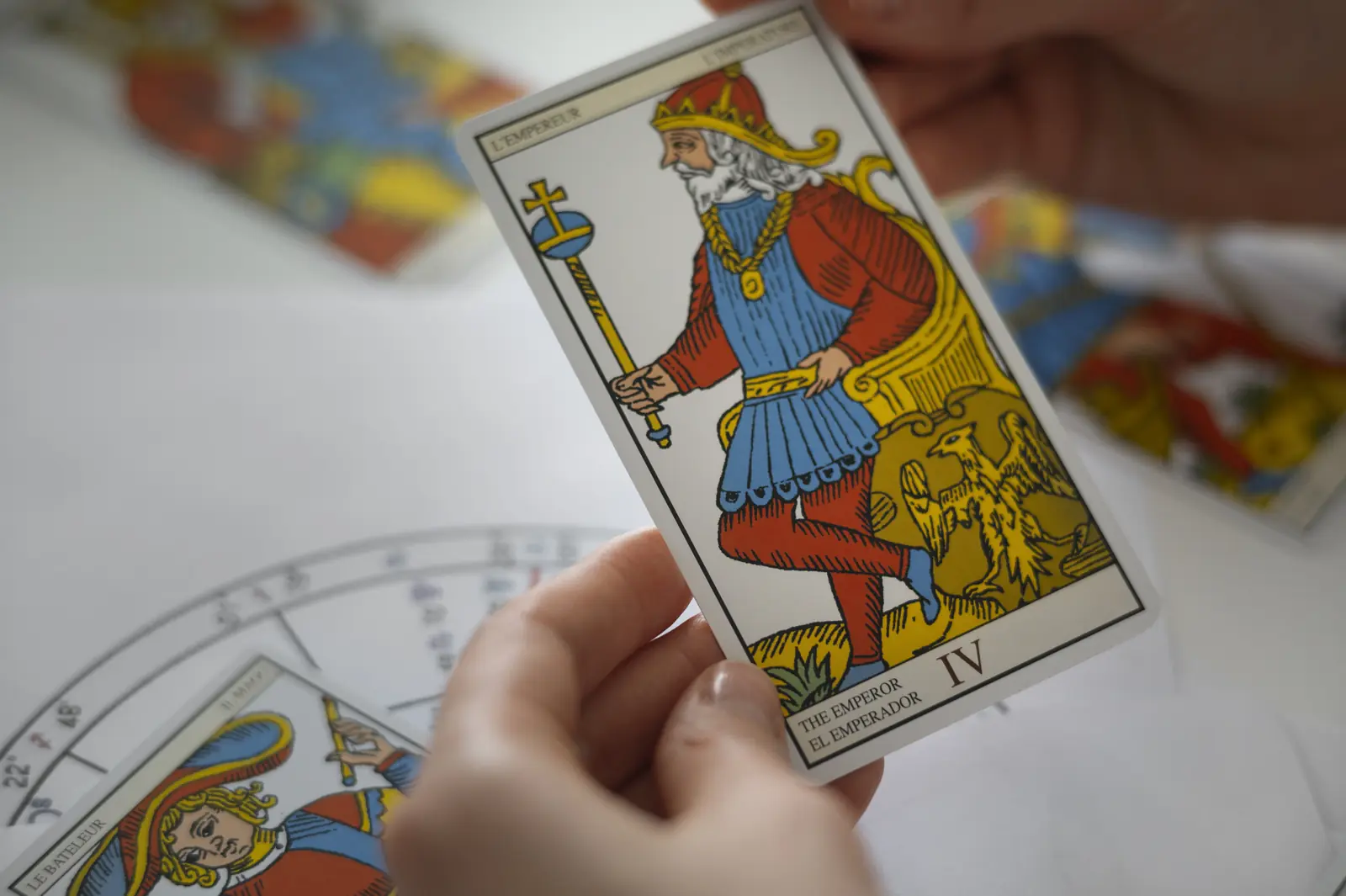 Lectura de tarot relacionada con incertidumbre laboral y despido