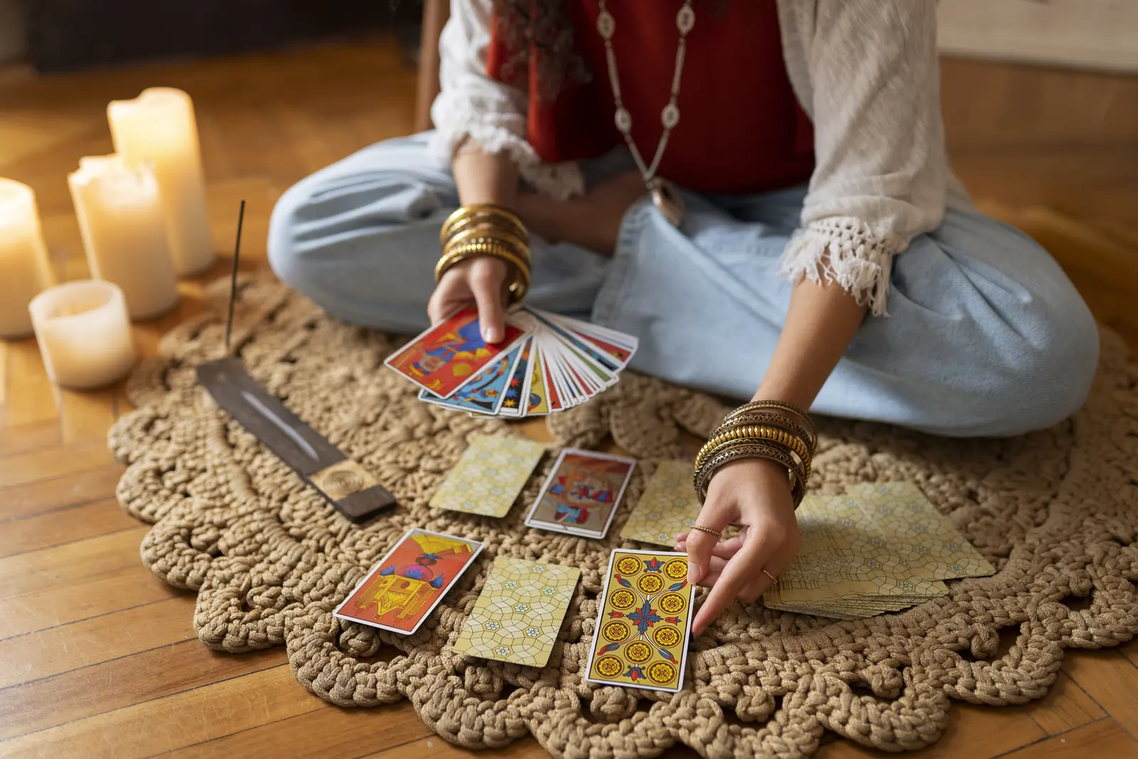 Cartas dispuestas para una primera consulta de tarot