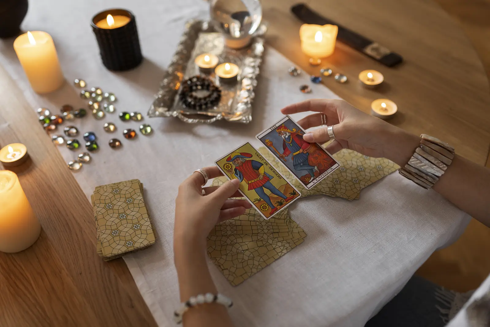 Lectura de tarot realizada sobre una mesa
