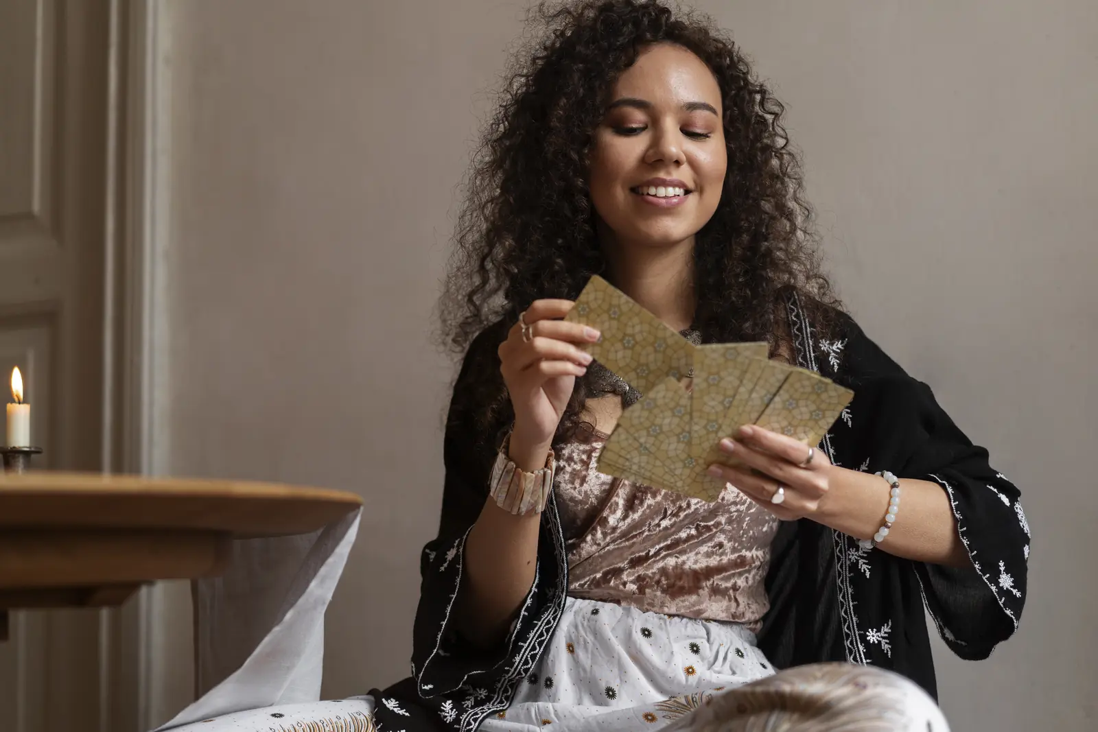 Cartas de tarot organizadas antes de elegir un tema de consulta