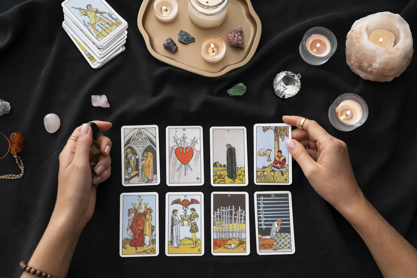 Cartas y elementos relacionados con una lectura de tarot