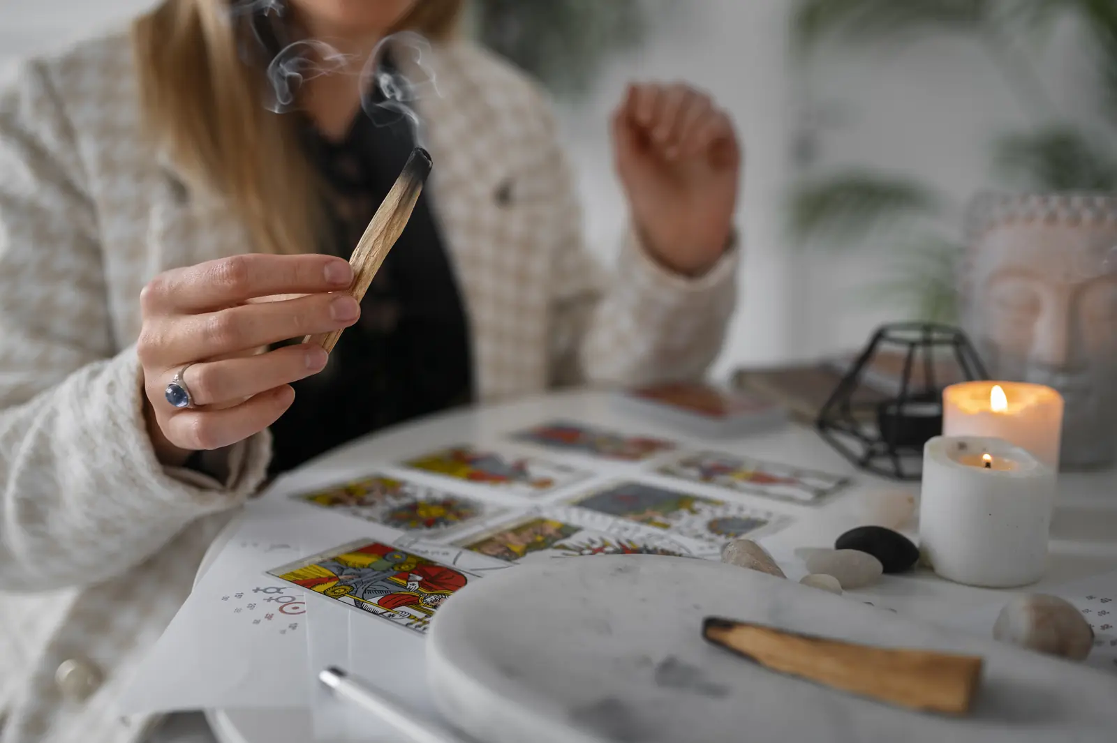 Lectura de tarot relacionada con la espera de una llamada